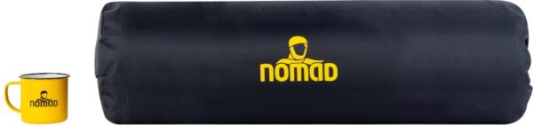 Zwarte slaapzak en gele mok met Nomad logo.