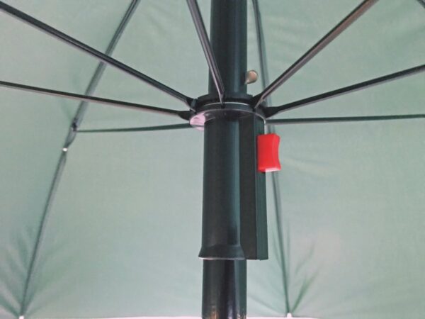 Binnenkant groene parasol met rode knop