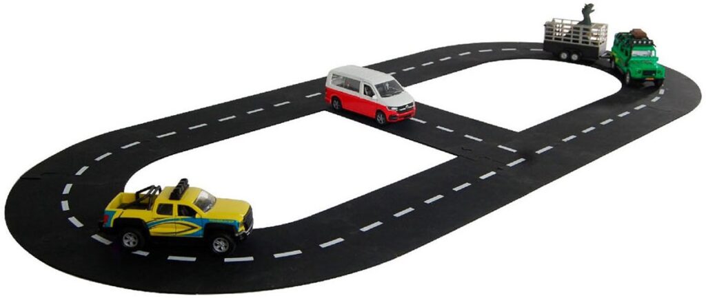 Speelgoedautootjes op racebaan met bochten.