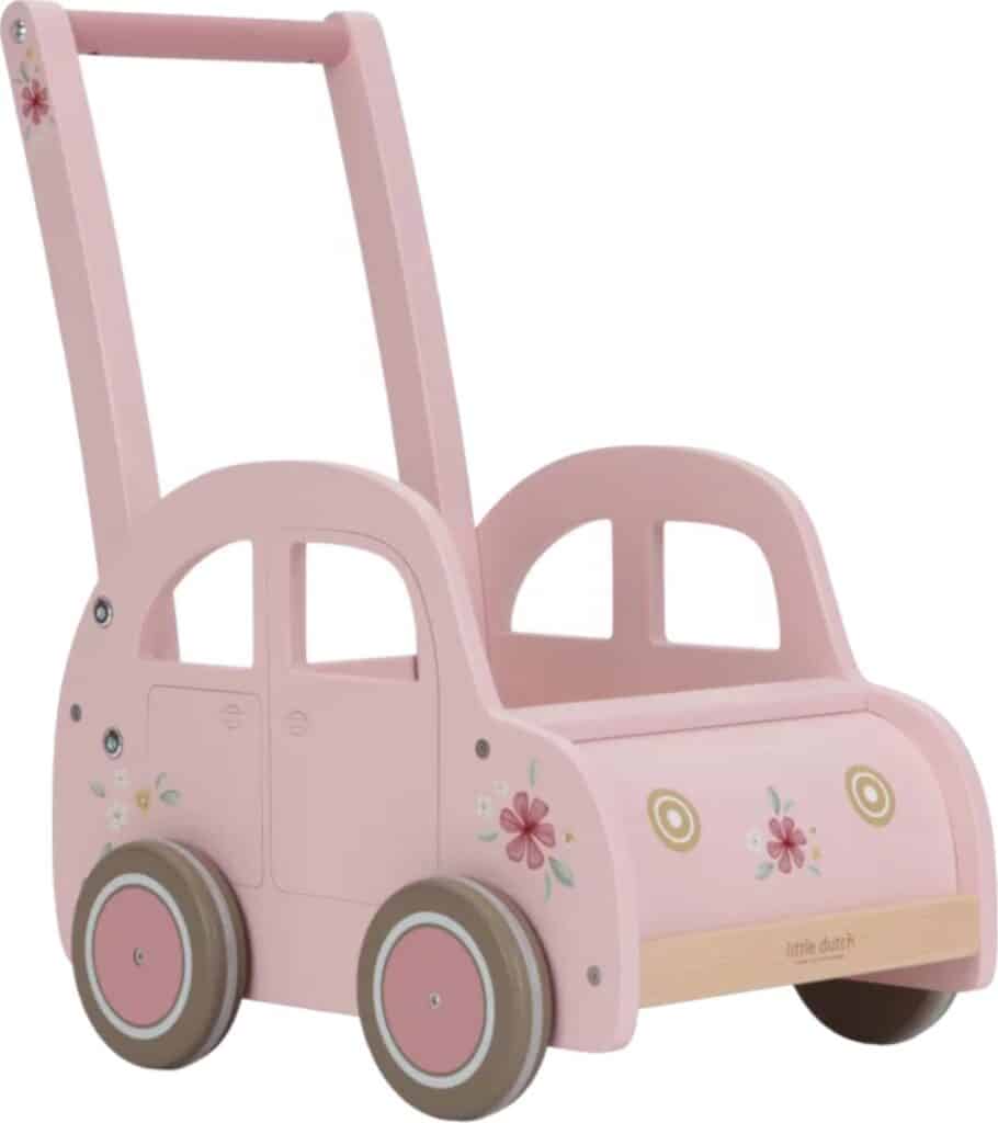 Roze houten loopwagen in autovorm met bloemenmotief.