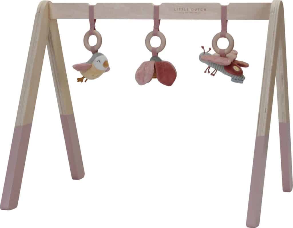 Houten baby gym met hangende zachte speeltjes