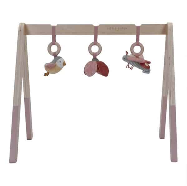 Houten babygym met dierenfiguren hangend aan ringen.