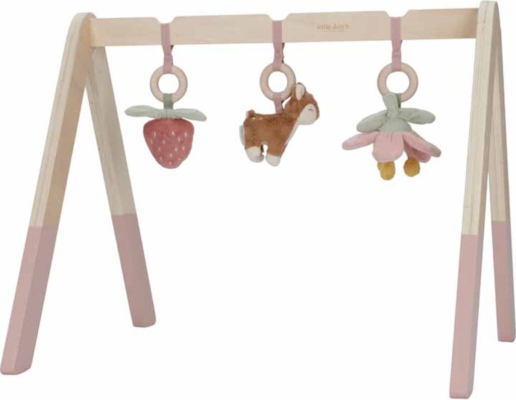 Houten babygym met zachte hangspeeltjes.