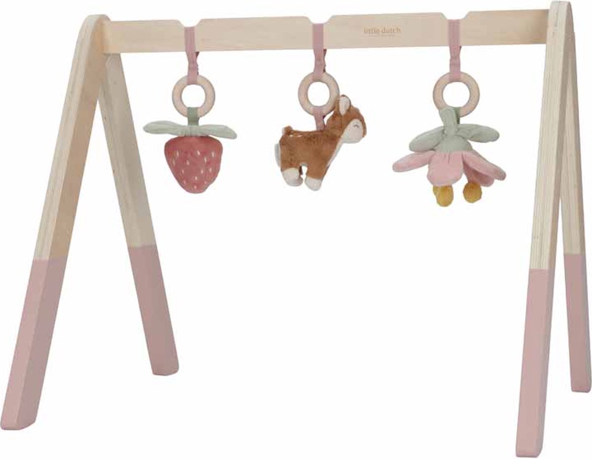 Houten babygym met zachte hangspeeltjes.
