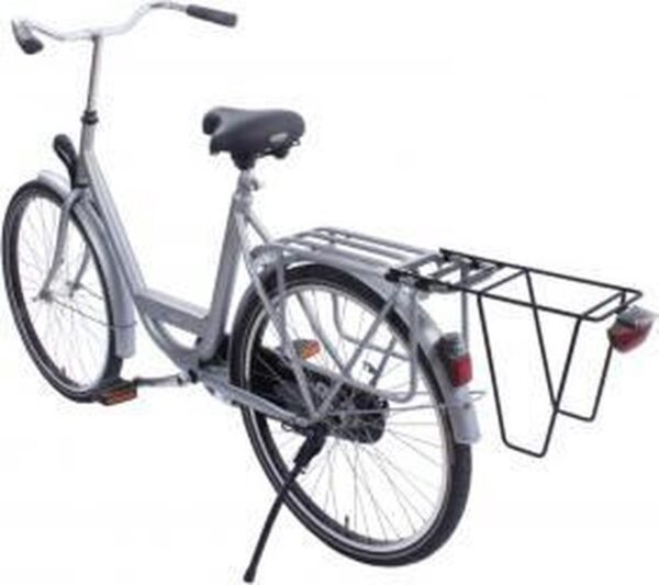 Zilveren stadsfiets met bagagedrager