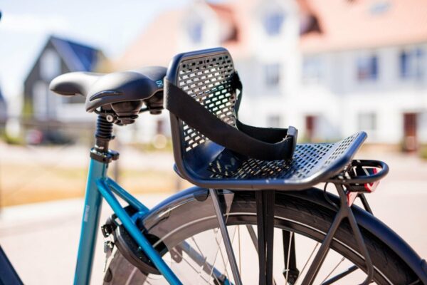 Kinderzitje op een blauwe fiets