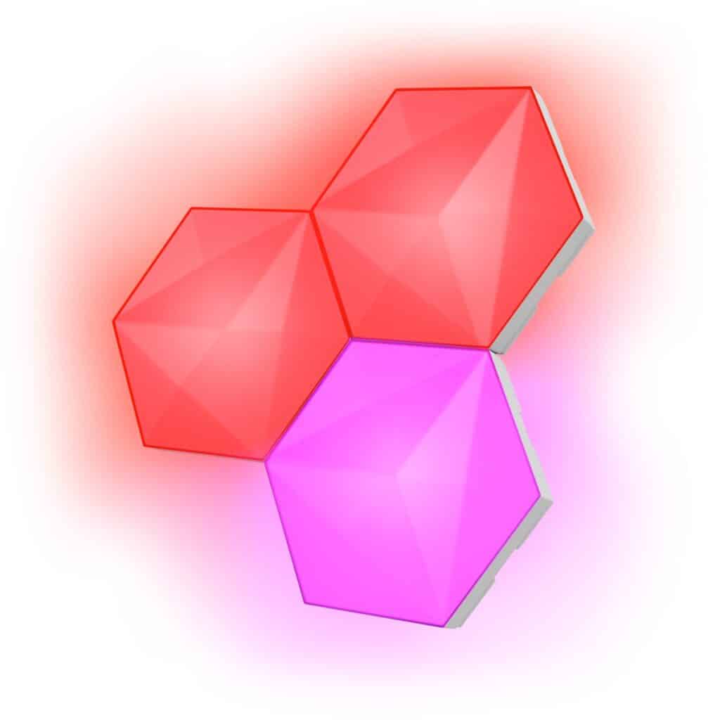 Drie gekleurde hexagonale verlichtingselementen.