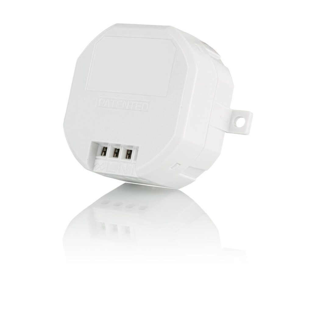 Wit elektronisch apparaat met aansluitingen op witte achtergrond.