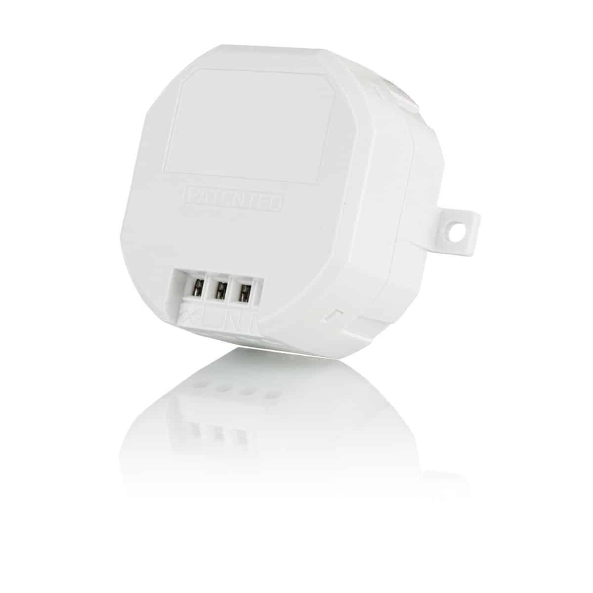 Wit elektronisch apparaat met aansluitingen op witte achtergrond.