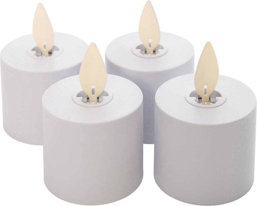 Vier LED kaarsen met vlamvormige lonten