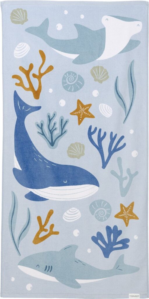 Blauwe handdoek met zeedieren en schelpenprint.