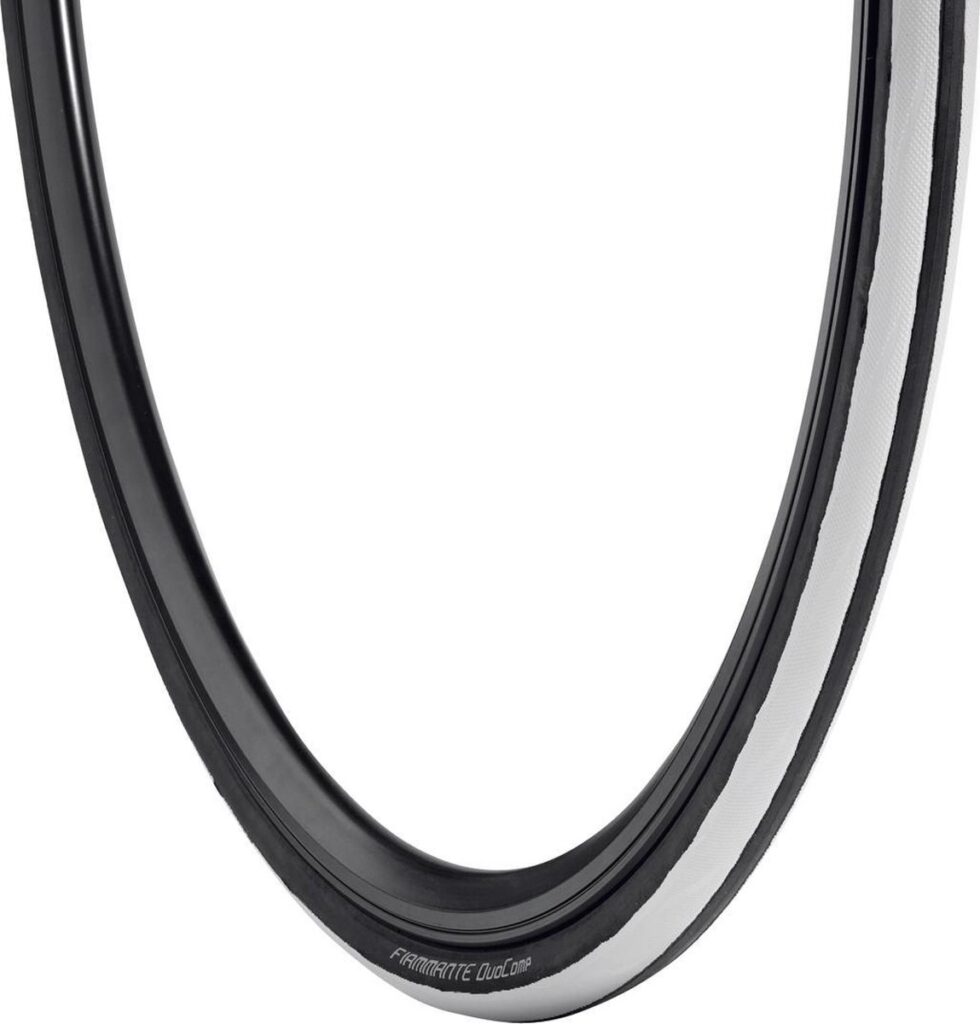 Close-up van een zwart-witte fietsband.