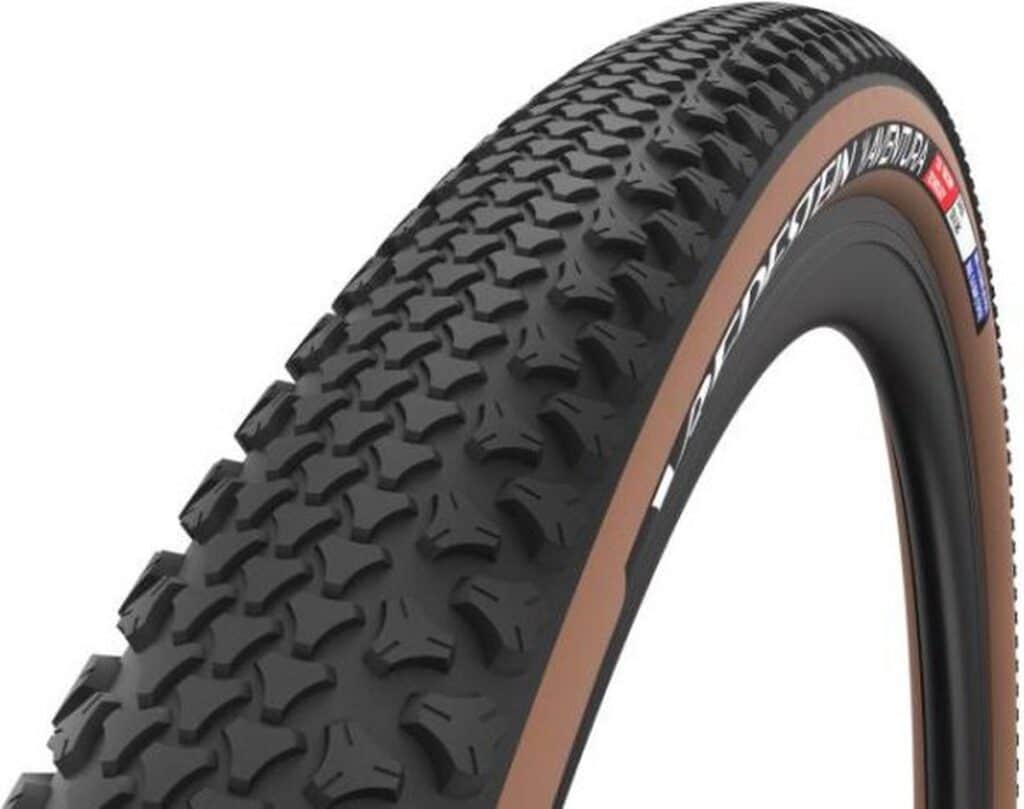 Fietsband met grof profiel en bruine zijwand.
