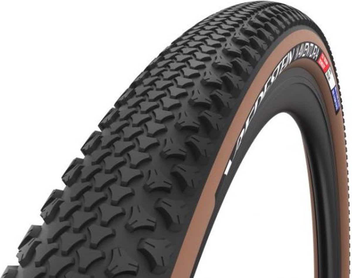 Fietsband met grof profiel en bruine zijwand.