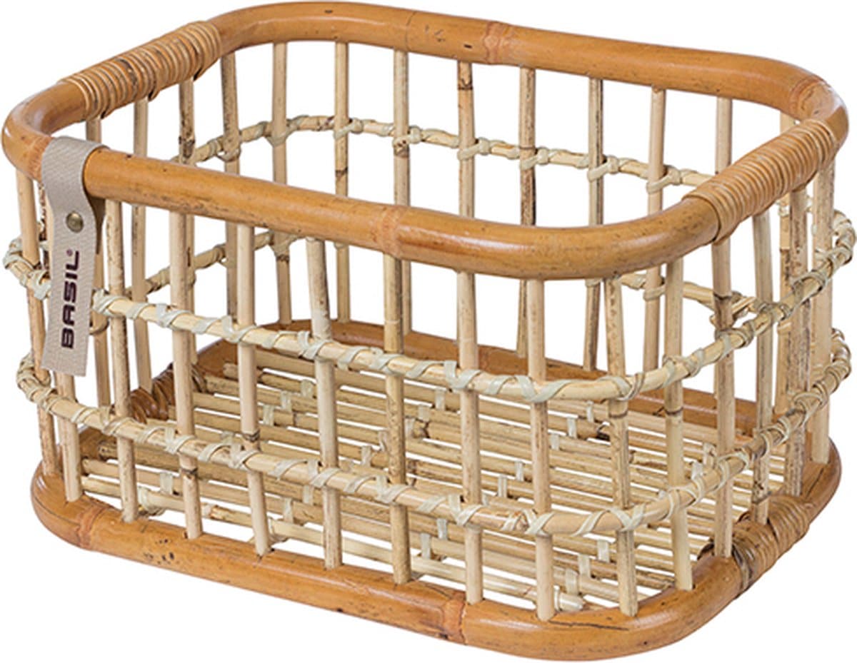 Rotan fietsmand met handvatten, merklabel zichtbaar.