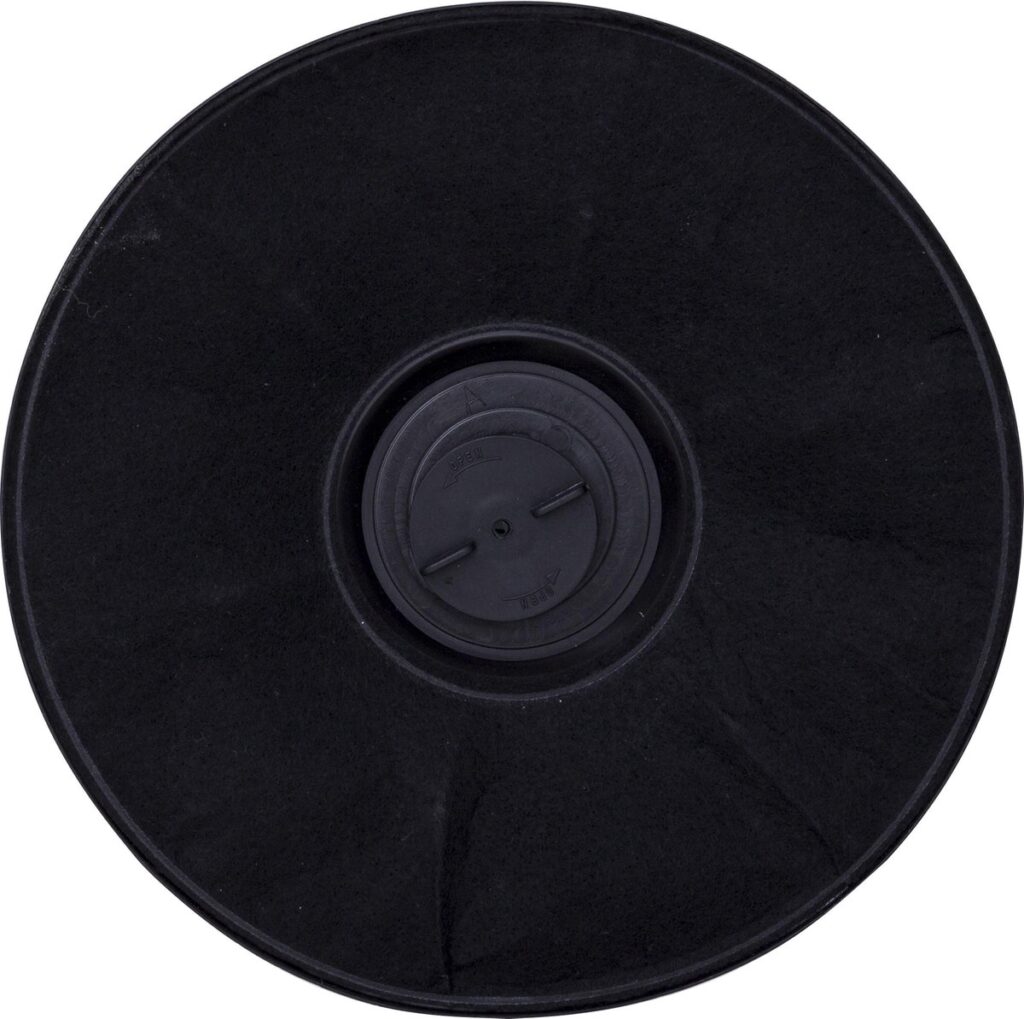 Zwart, rond stoelkussen met bevestigingsknop.