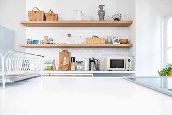 Moderne keuken met houten planken en magnetron