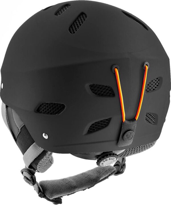 Zwarte helm met ventilatieopeningen en oranje koorden.