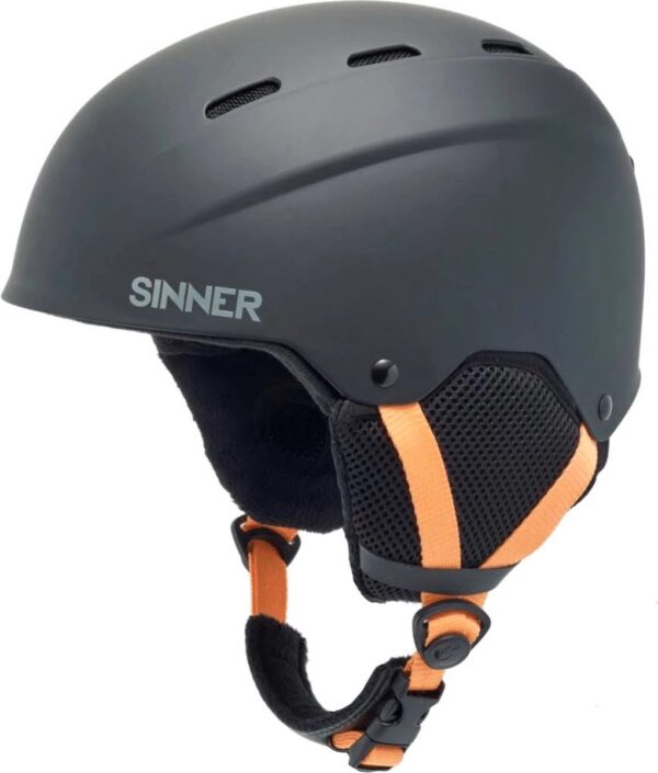 Zwarte skihelm met oranje bandjes en ventilatieopeningen.