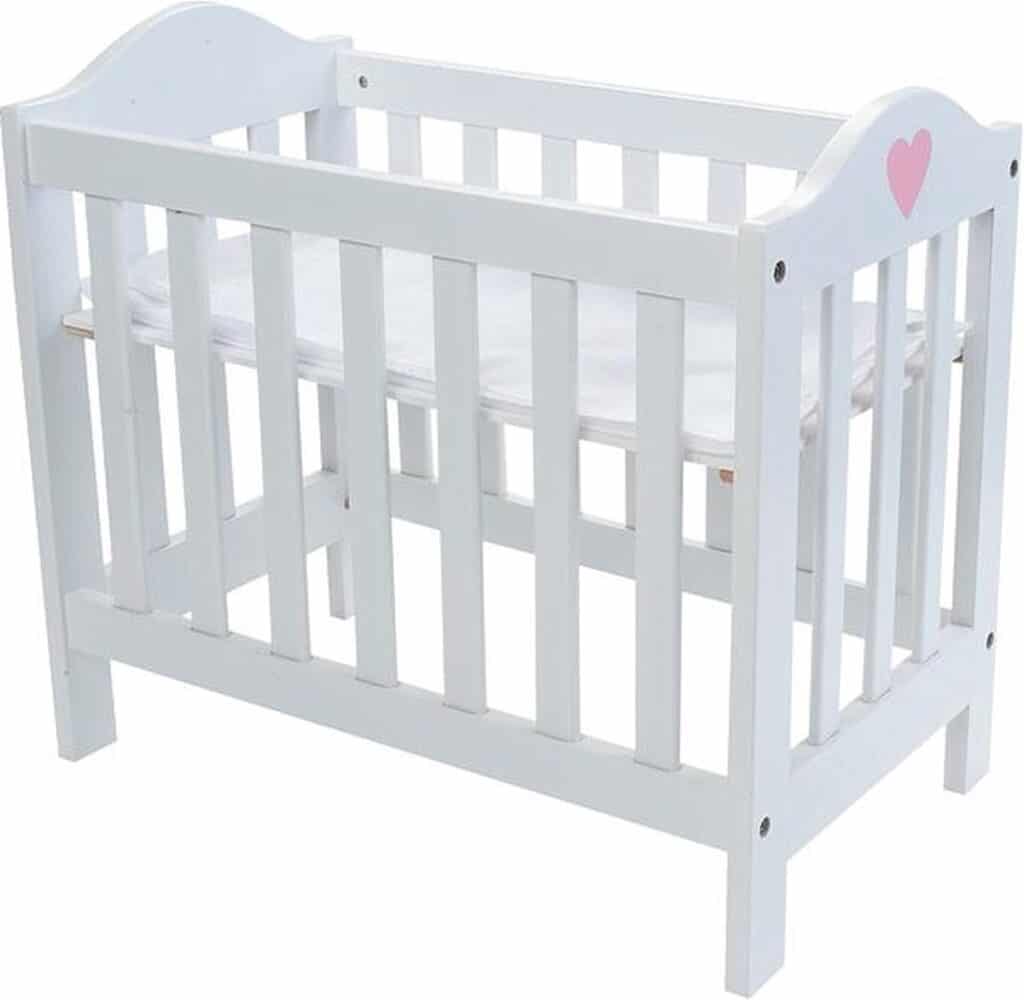 Witte kinderbed met roze hartdecoratie.