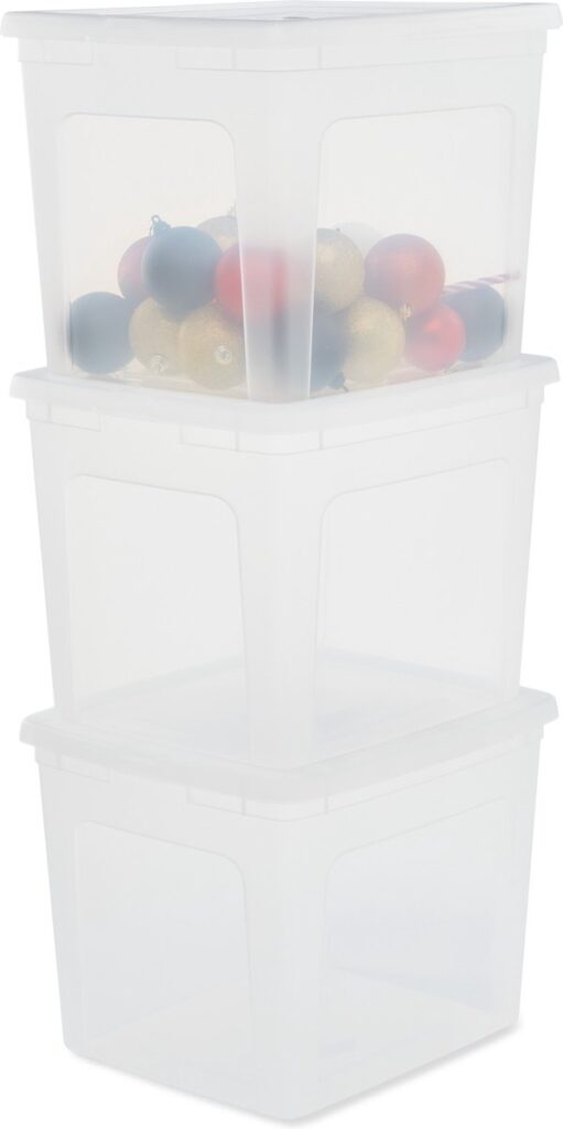 Stapels transparante dozen met kerstballen