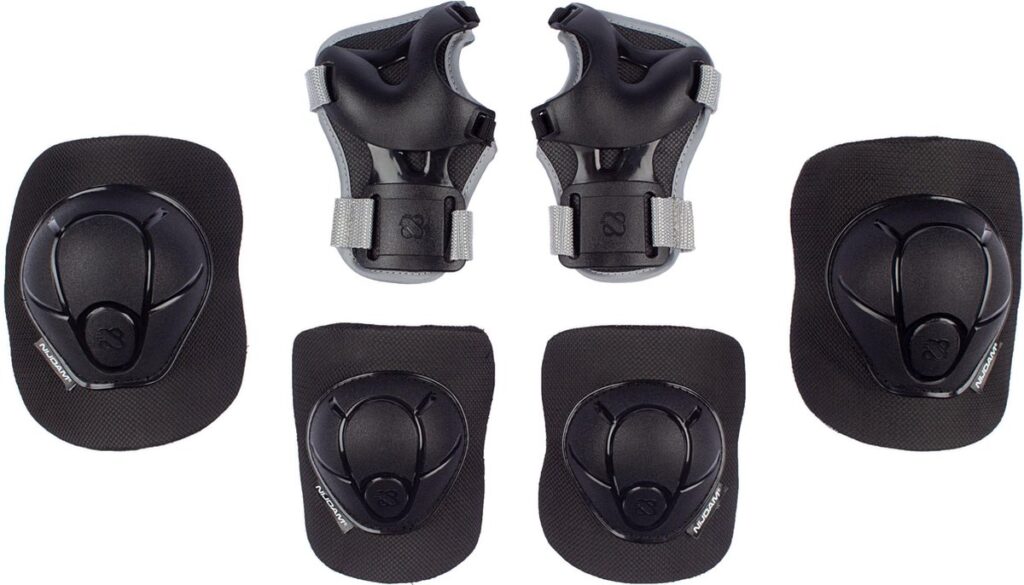 Zwart beschermingsset voor skaten en fietsen.