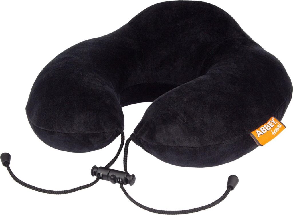 Zwart nekkussen met trekkoord, ergonomisch ontwerp.