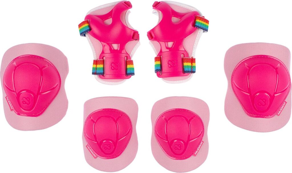Roze kinderbeschermers met regenboogbandjes voor sport.
