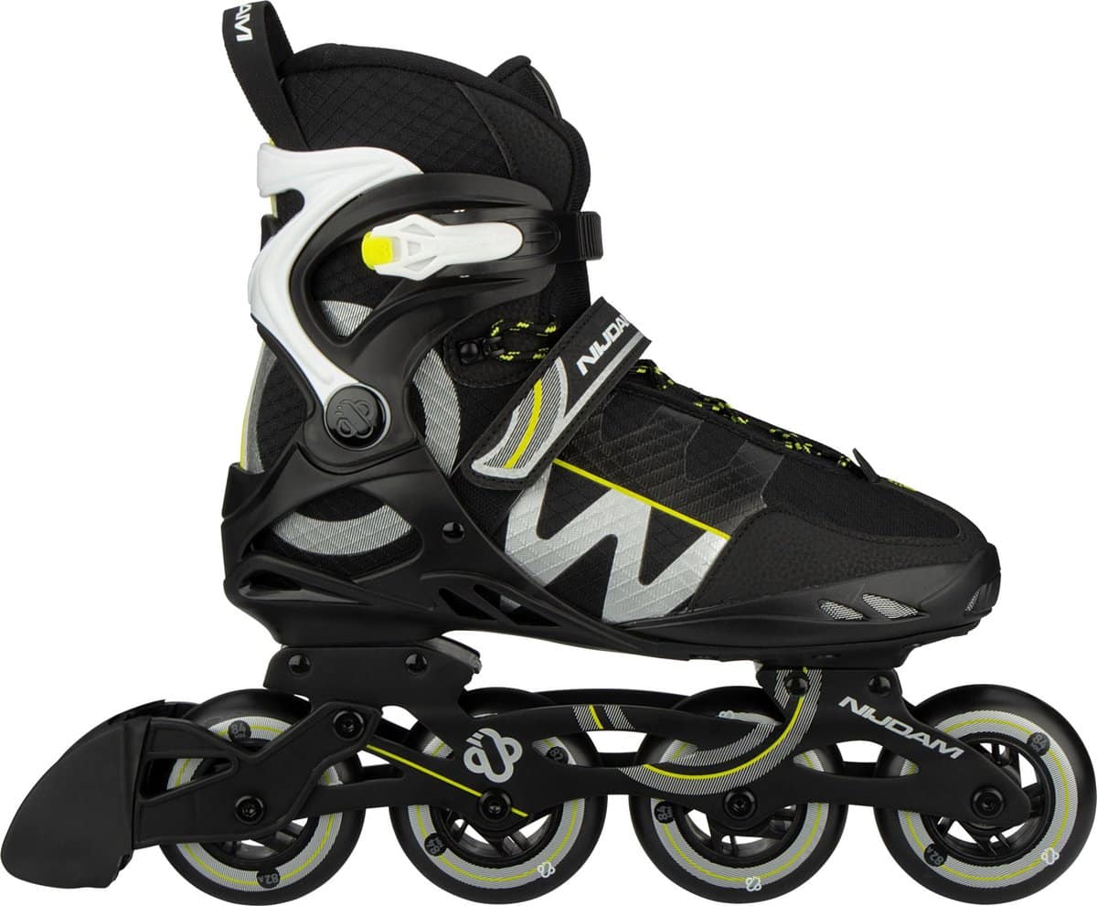 Zwarte inline skate met vier wielen en gespen.