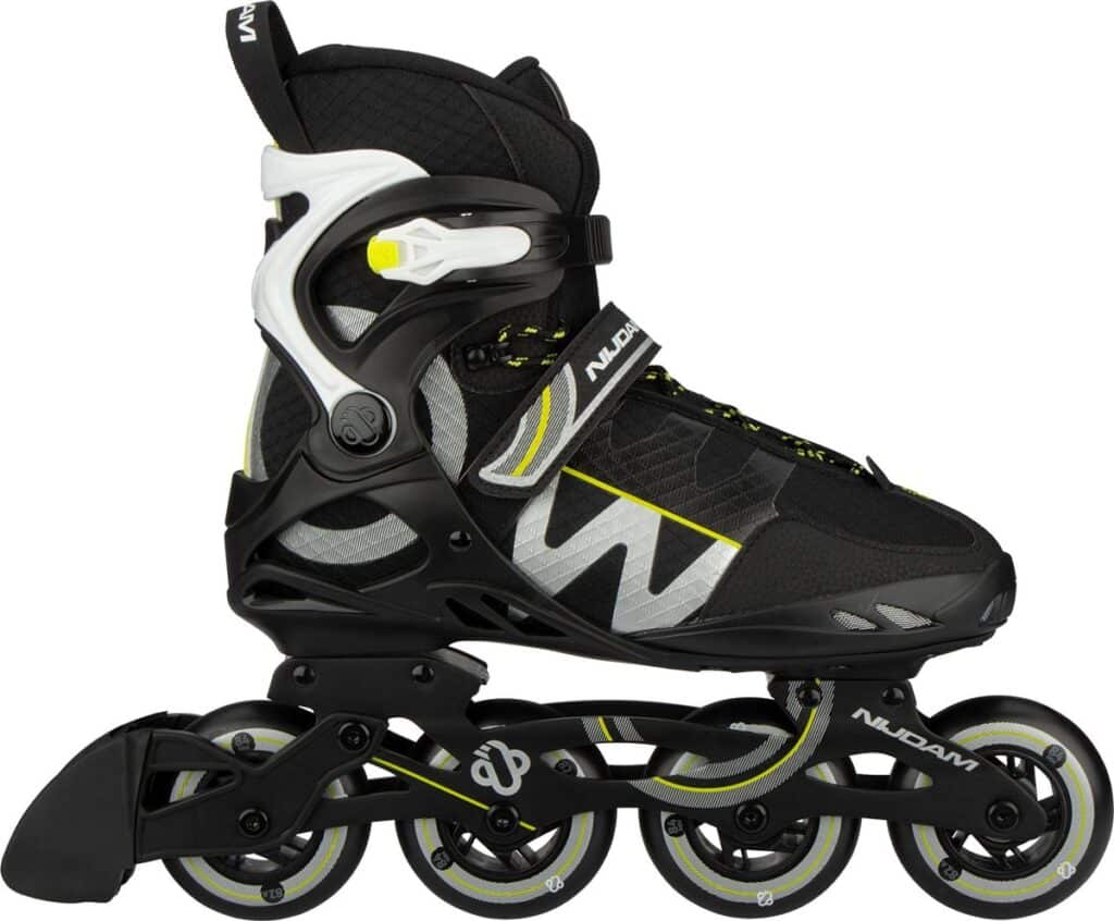 Zwarte inline skate met vier wielen en slijtagebescherming