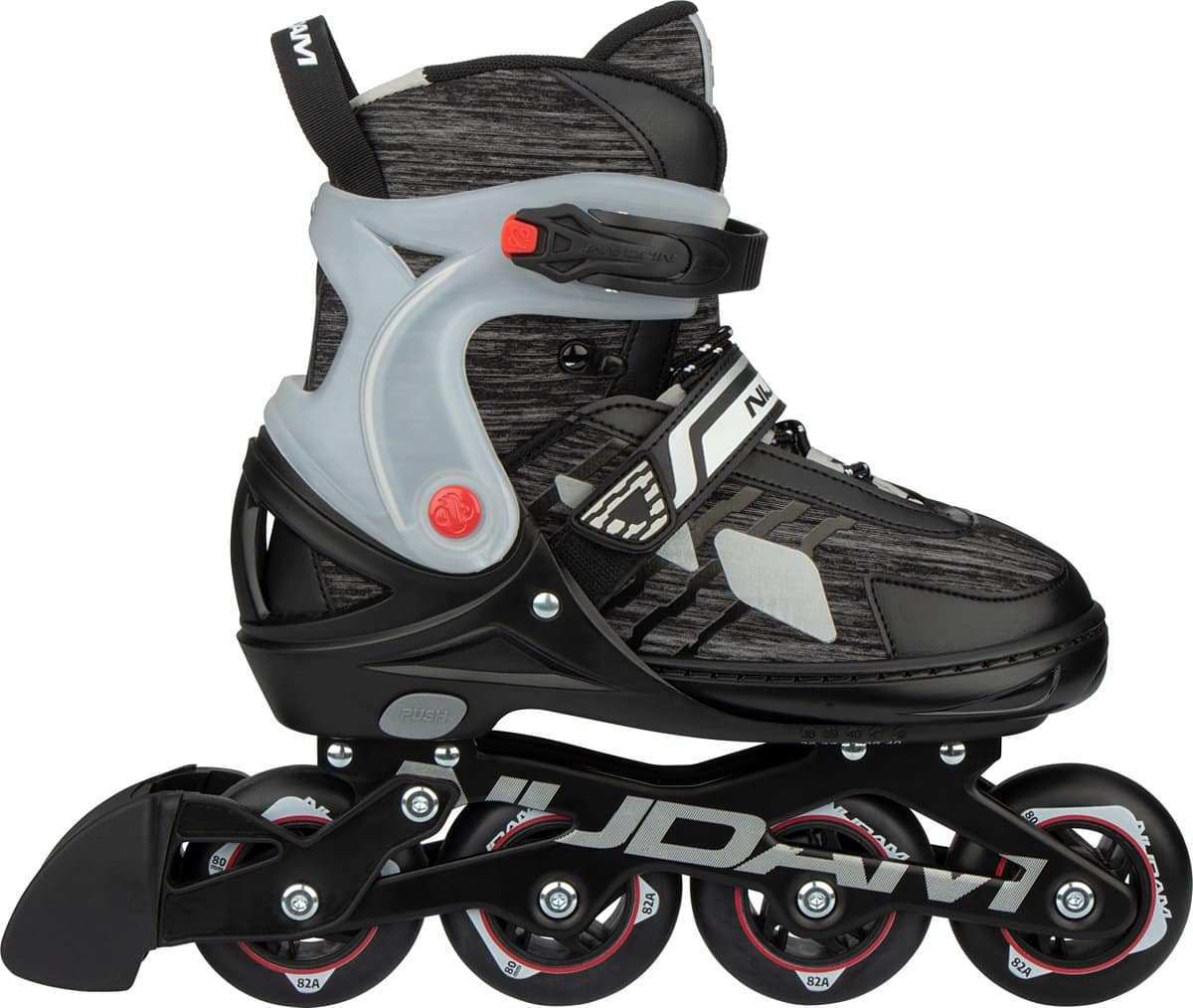Zwarte inline skate met vier wielen en zilveren details.