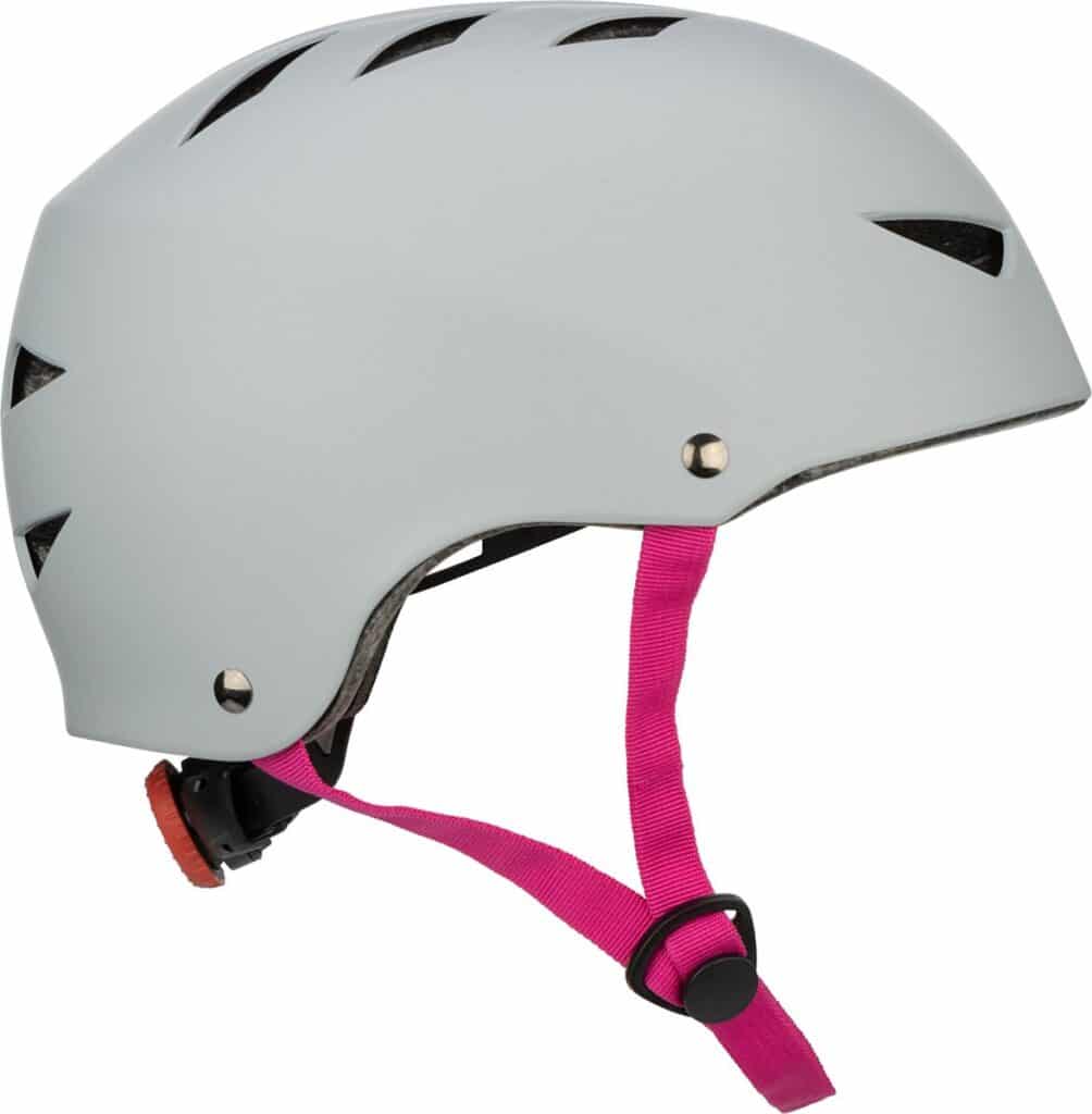 Grijze helm met roze kinband.