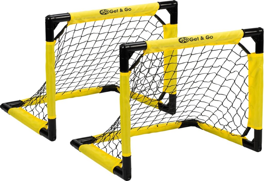 Deux cages de football jaunes avec des filets noirs