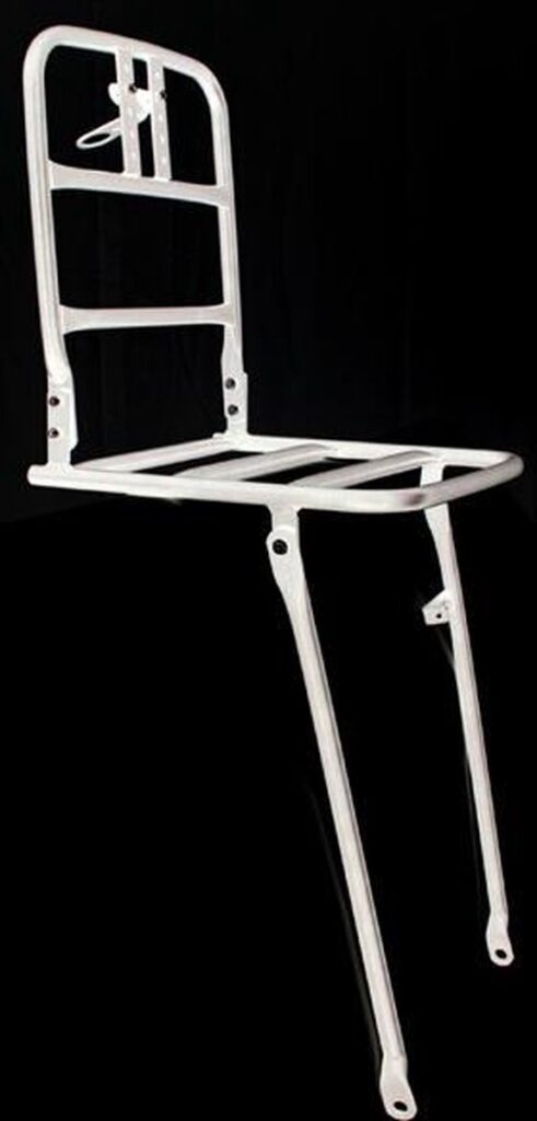 Witte metalen fiets bagagedrager met steunen