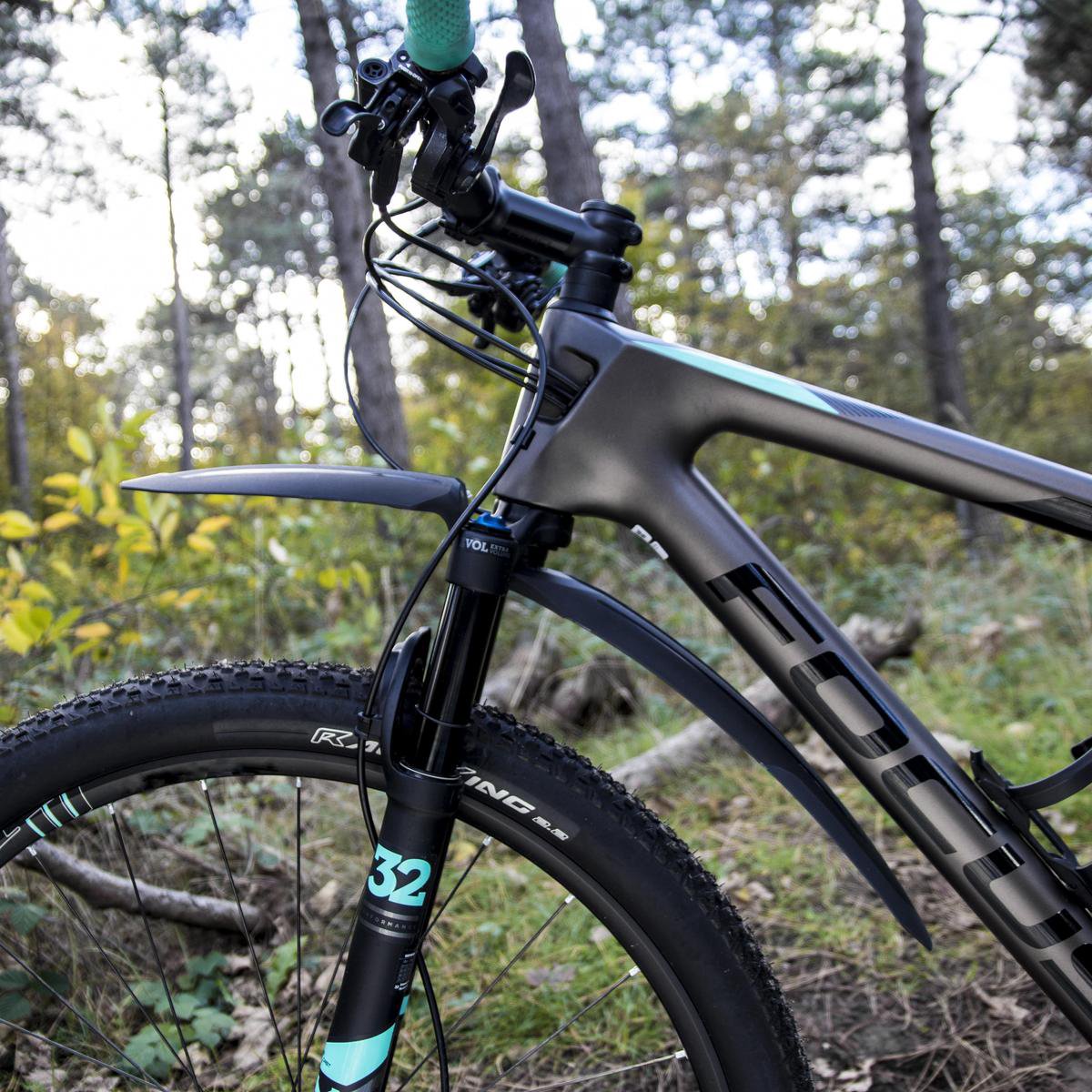 Close-up van mountainbike in bosomgeving