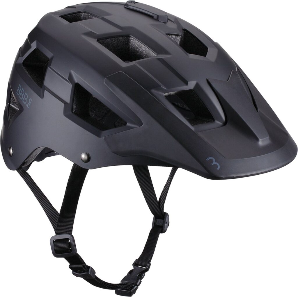 Zwarte fietshelm met ventilatieopeningen en verstelbare kinband.