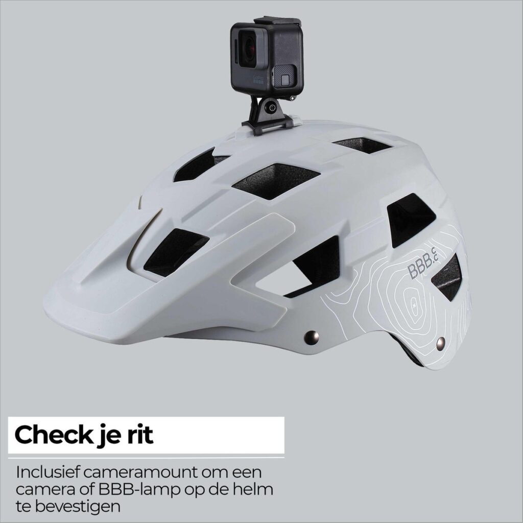 Witte fietshelm met gemonteerde actioncamera bovenop
