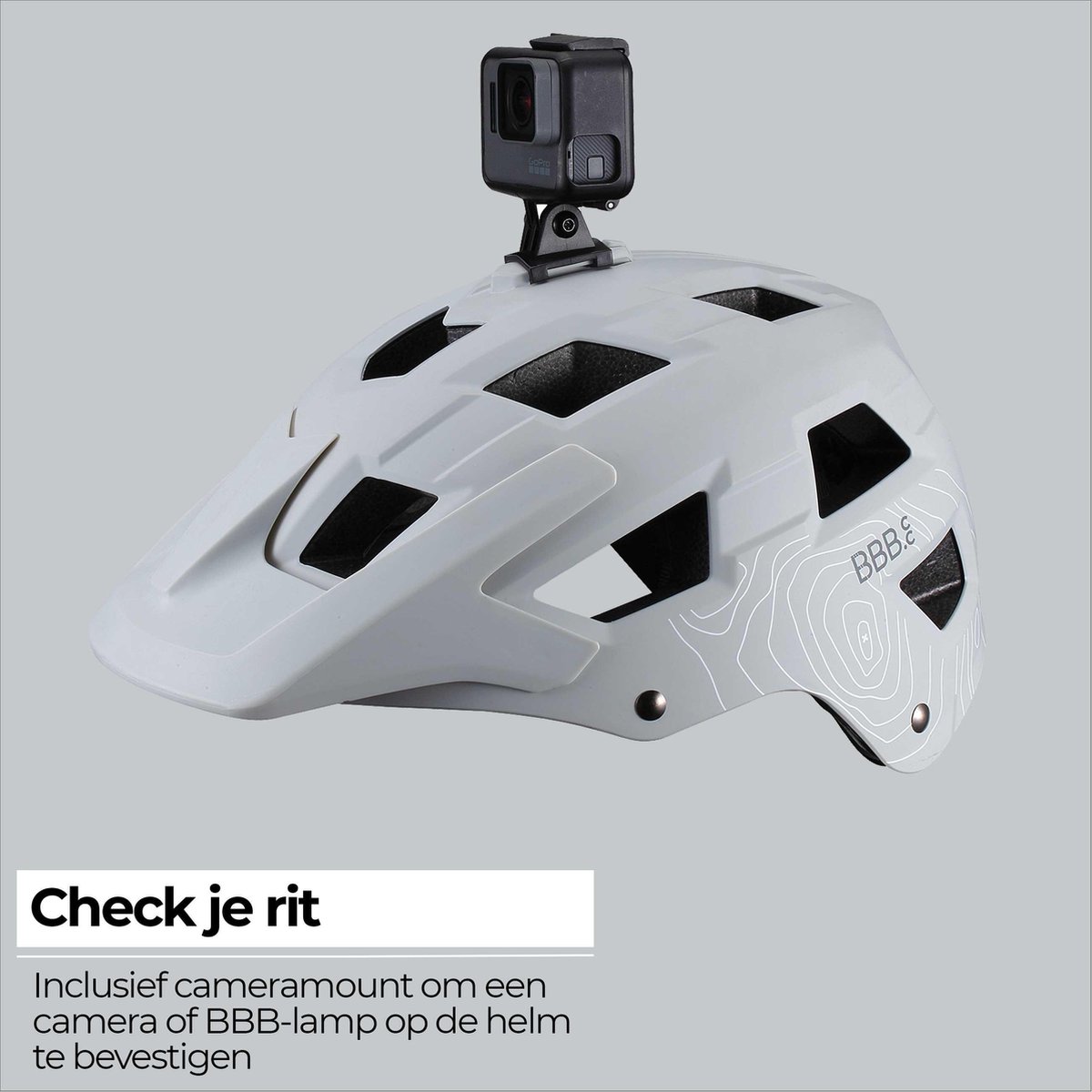 Witte fietshelm met gemonteerde actioncamera bovenop