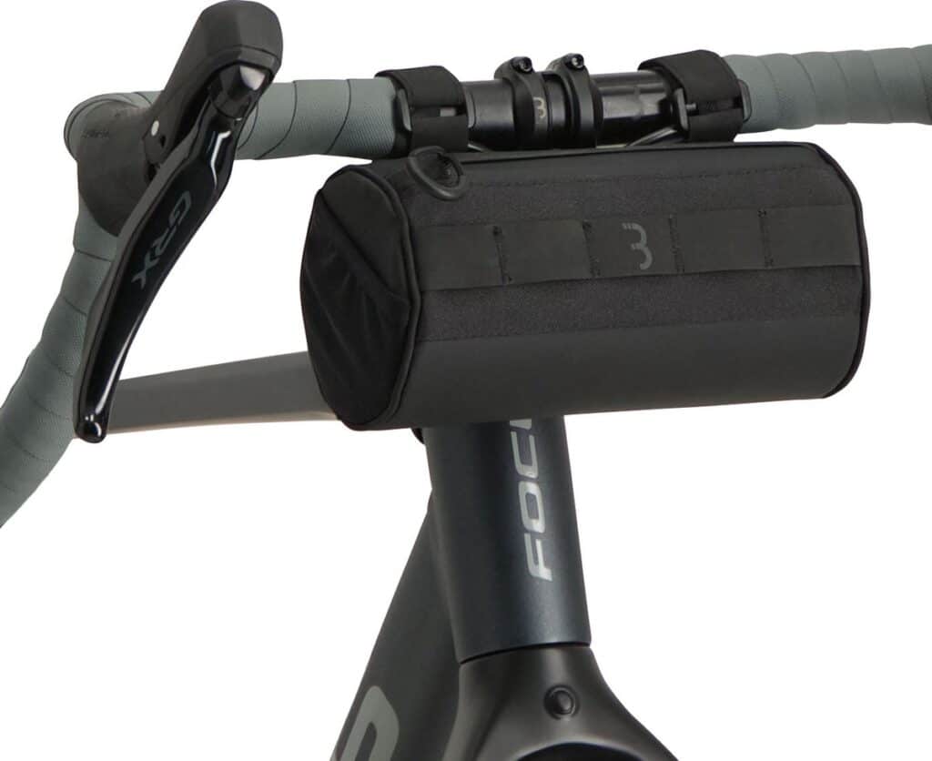 Fietsstuur met zwarte stuurtas en remhendel