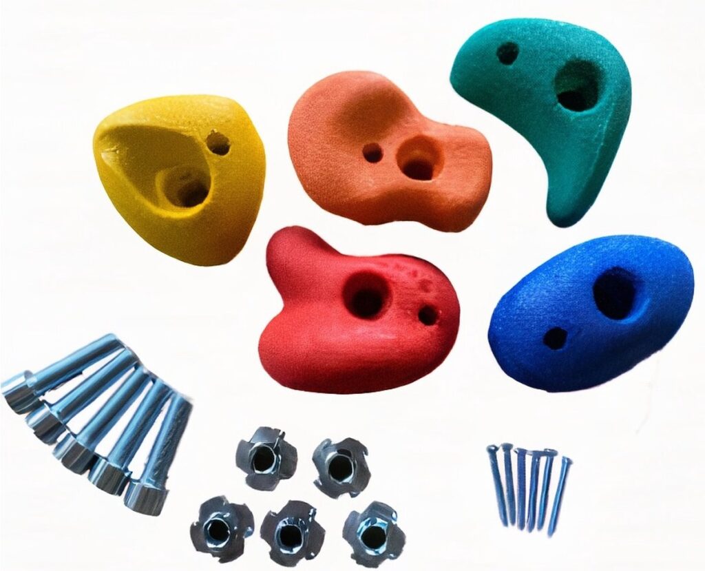 Vijf gekleurde klimgrepen met bevestigingsmateriaal.