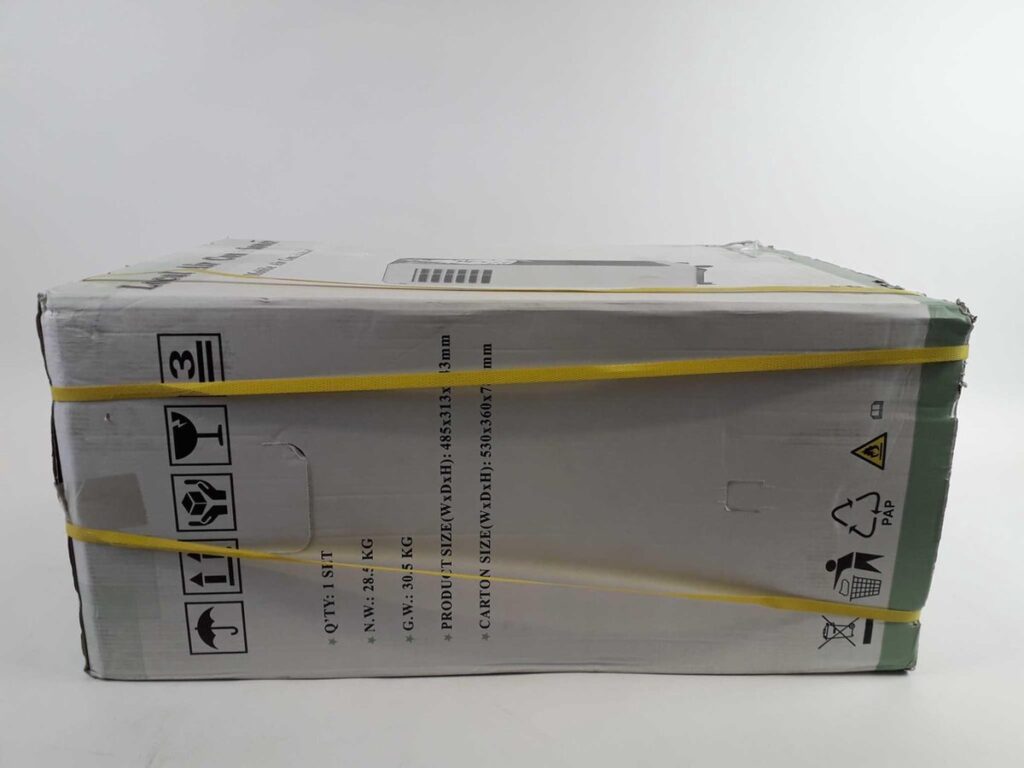 Gesealde kartonnen doos met symbolen en instructies.