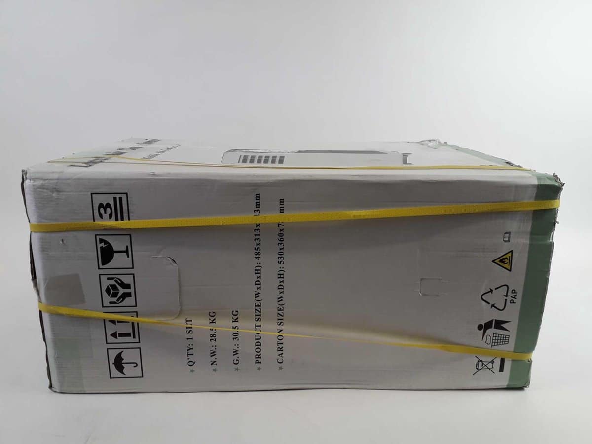 Boîte en carton scellée avec symboles et instructions.