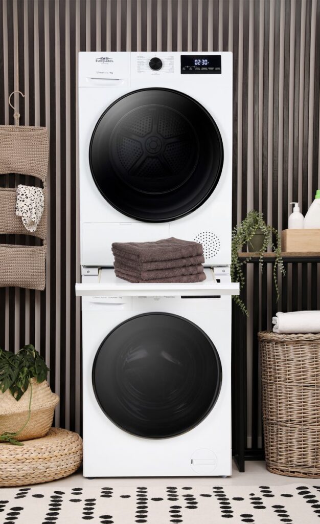 Was- en droogmachine met gevouwen handdoeken.