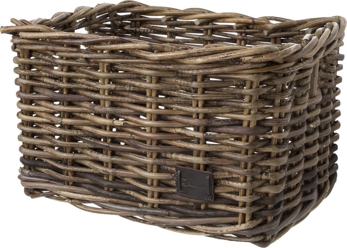 Grote rieten mand met bruine tinten.