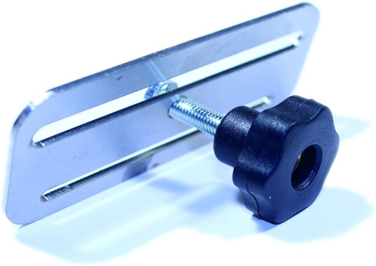 Verstelbare schroef met zwarte plastic knop op metaalplaat.