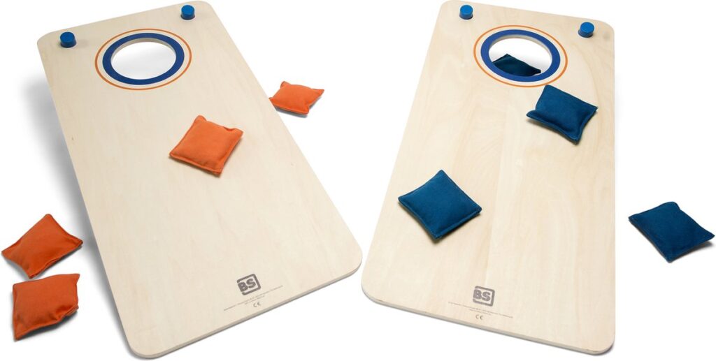Houten cornhole spel met oranje en blauwe zakjes.