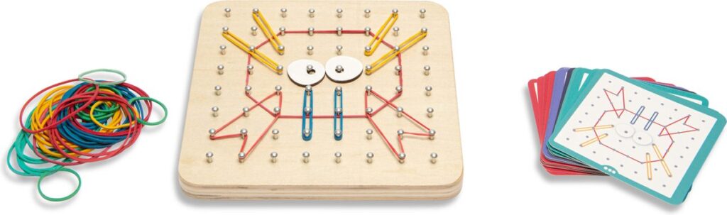 Houten geobord met elastieken en ontwerpkaarten.