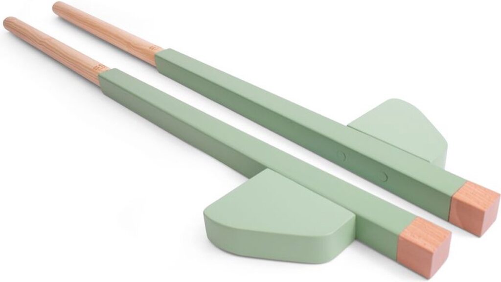 Groene tafeltennisbatjes met houten handvatten.