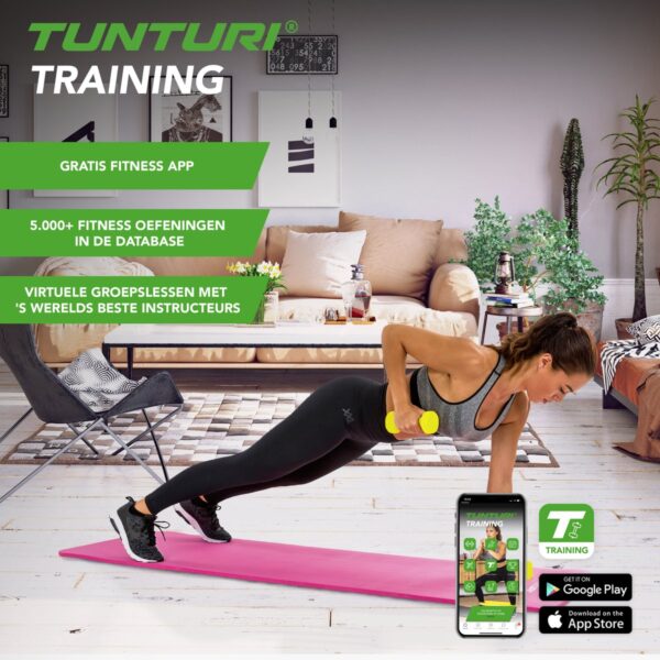 Vrouw traint met Tunturi fitness app in woonkamer.