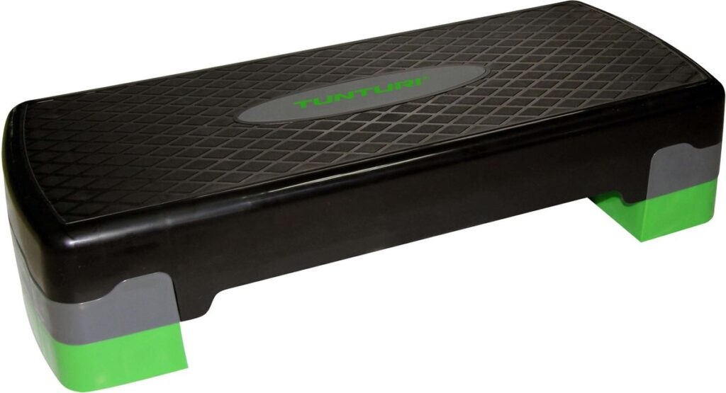 Zwarte fitness stepbank met groene accenten.